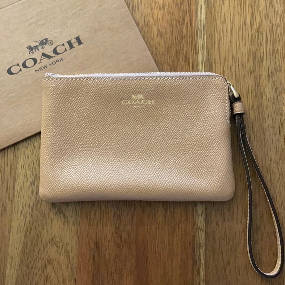 Coach🧡corner zip wristlet